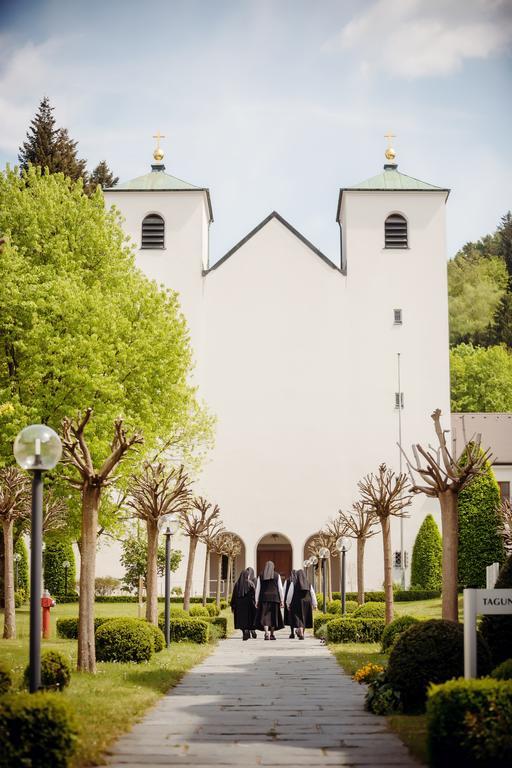 Kloster St. Josef Neumarkt in der Oberpfalz Exterior foto