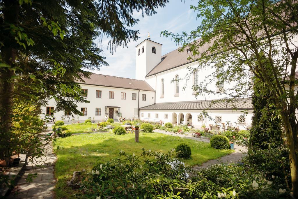 Kloster St. Josef Neumarkt in der Oberpfalz Exterior foto